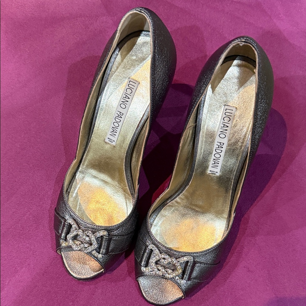 Stunning Luciano Padovan Silver metallic peep toe evening pumps Size 7.5